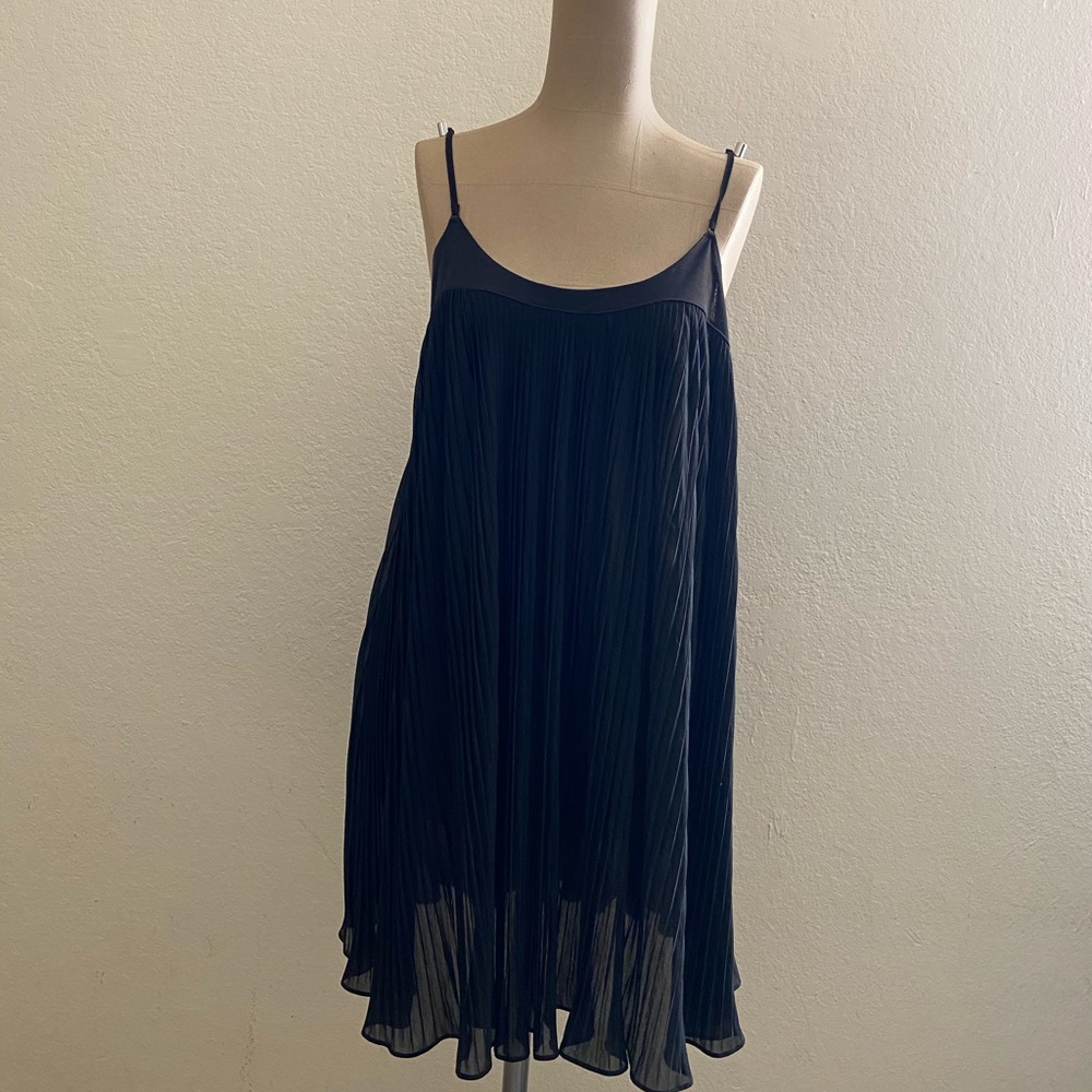 Cute black pleated dress/top